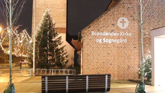 En lysket kirke med juletree og klokketårn