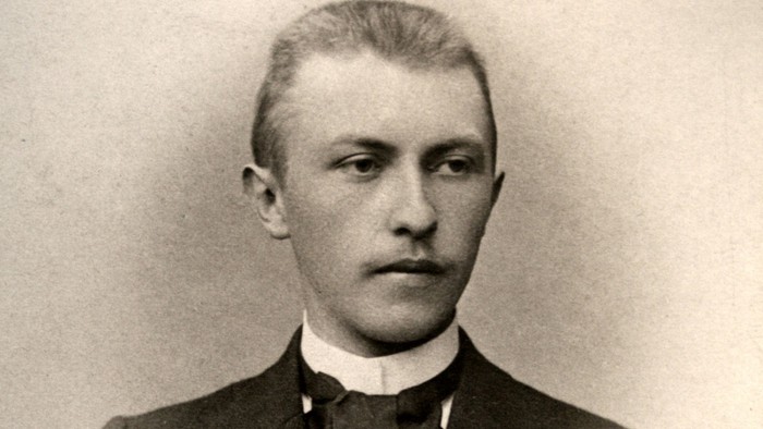 Ein Mann in Frack und Fliege posiert für ein formelles Foto.