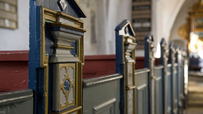 Miniatyrklokker på en bænk