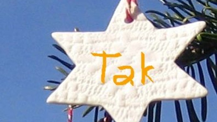 En hvid stjerneformet pynt med navnet 