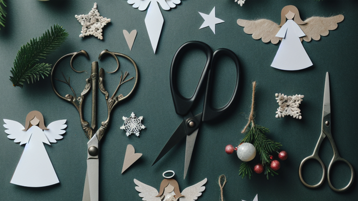 Billedet viser skærer, papirengle og juledekorationer på en mørk baggrund