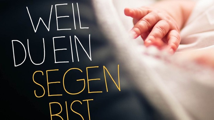 Ein Baby hält die Hand eines Erwachsenen, 