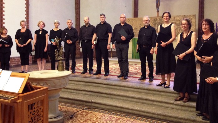 Evensong - Kammerchor vor dem Altar der Auenkirche