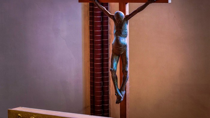 Auenkirche - Kruzifix ganz