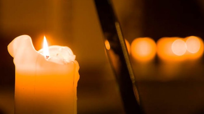 Brennende Kerze in der Kirche