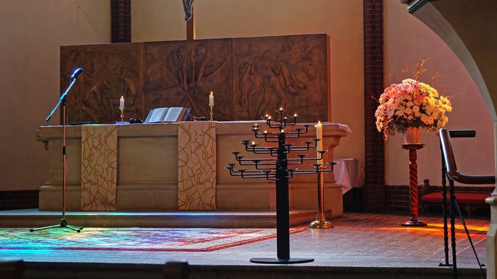 Altar der Auenkirche mit Leuchter und Blumen