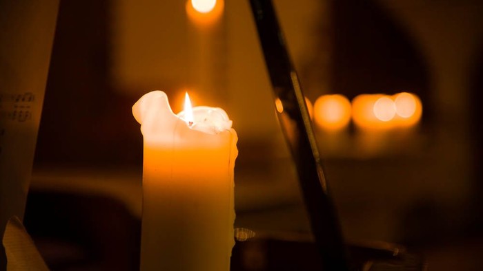 Taizé Brennende Kerze in der Kirche