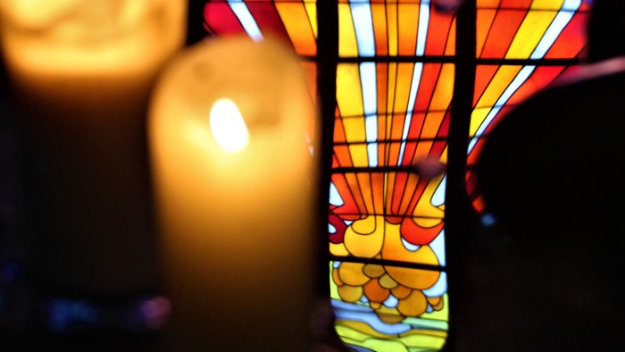 Taizé-Andacht Auenkirche Kerzen mit Fenster