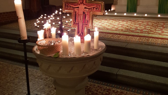 Taizé-Andacht Auenkirche Kerzen am Taufstein