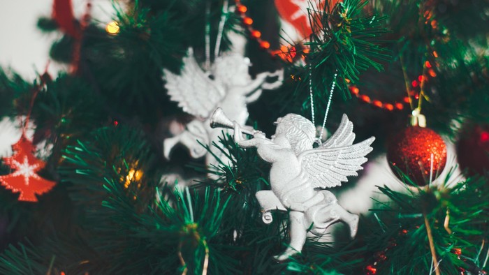 En juletree med engler og glitrende pynt