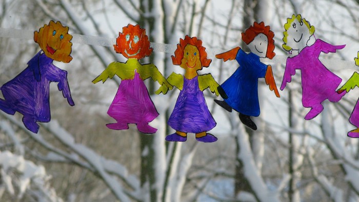 Fem tegnede figurer hænger i træet