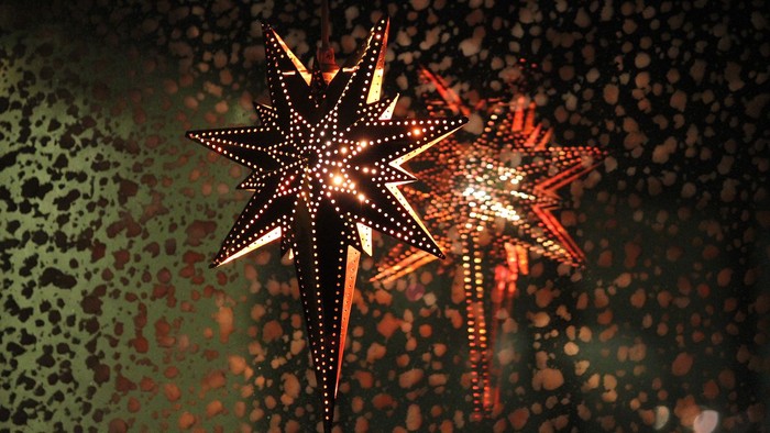 To stjerner med lys i mørke nat