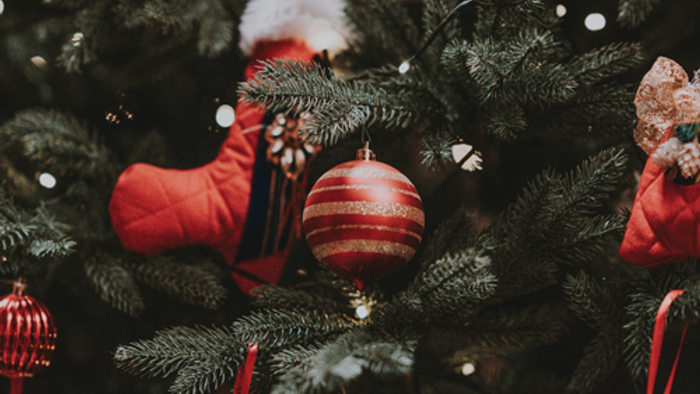 En juletree med røde og hvide pynt