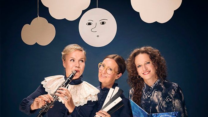 Tre kvinder med musikinstrumenter og noter, over dem hænger moler og skyer