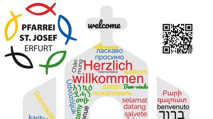 Das Bild zeigt ein mehrsprachiges Willkommensschild mit verschiedenen Begrüßungen in verschiedenen Sprachen und einem QR-Code.