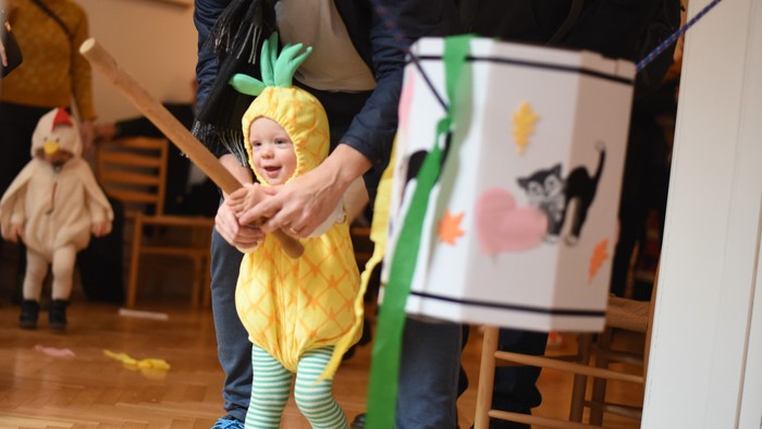 Børn i ananasdråbe og mand med tromme