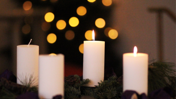 Firelyse på juledekor.