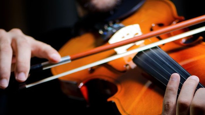En person spiller violin.