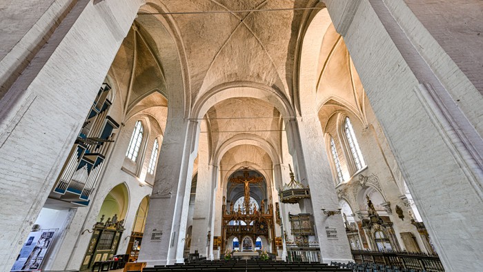 Innenansicht des Lübecker Doms vom Westwerk aus