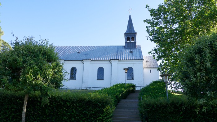 Stentrappe op til hvid kirke