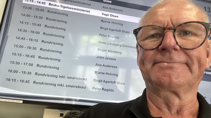 Brystfoto af mand med skærm i baggrunden