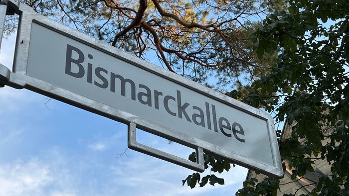 Das Schild zeigt den Namen 