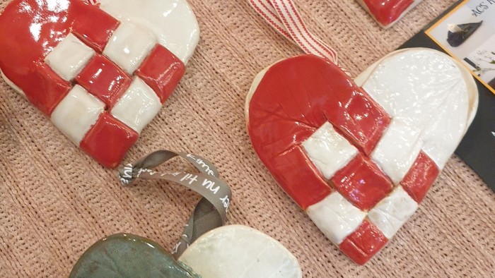 Flettede julehjerter i keramik. 