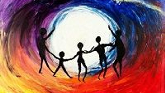 Fem silhuetter af mennesker med hinanden i hånden på en abstrakt baggrund af farver