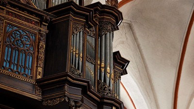 Orgel in Kirche mit filigranem Design