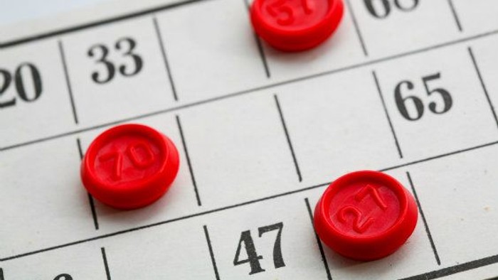 Røde marker på et talbrett med tal som 20, 33, 47 og 65