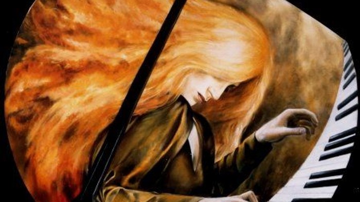 En kvinde med blond hår spiller piano.