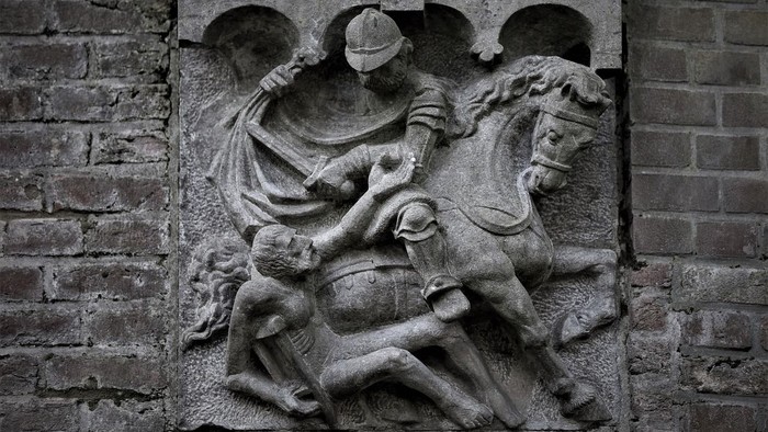 Ein Ritter zu Pferd kämpft gegen einen Drachen.