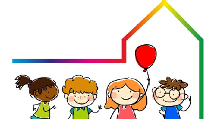 Vier Kinder vor buntem Haus mit Ballon