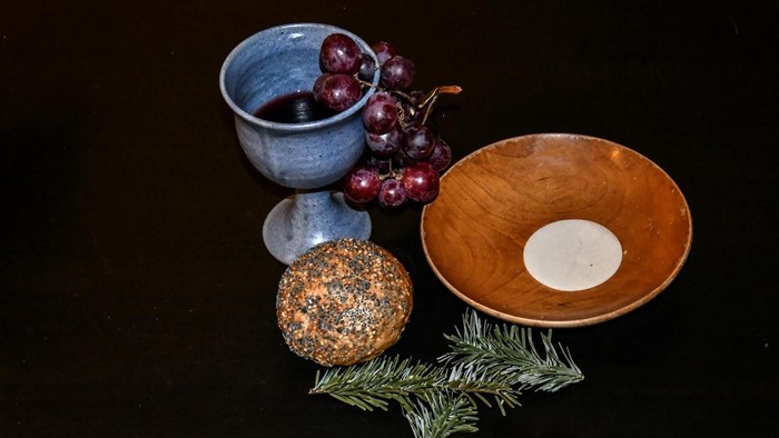 Bild von Kelch und Schale mit Wein, Trauben, Brot und Hostie