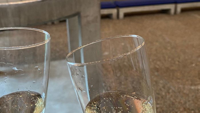 To drikkeglasper med vin på bord