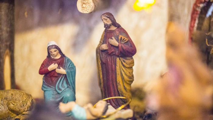 En lille nativity scene med Jesusbarn, Maria og Josef.