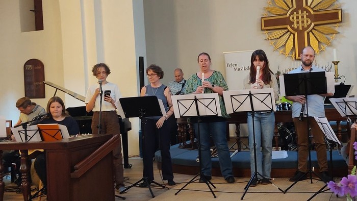 En kirkegruppe spiller musik i kirke.