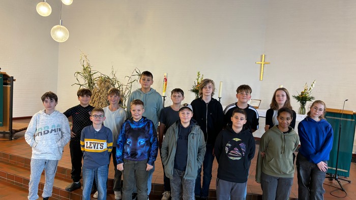 Eine Gruppe von Kindern und Jugendlichen posiert in einer Kirche