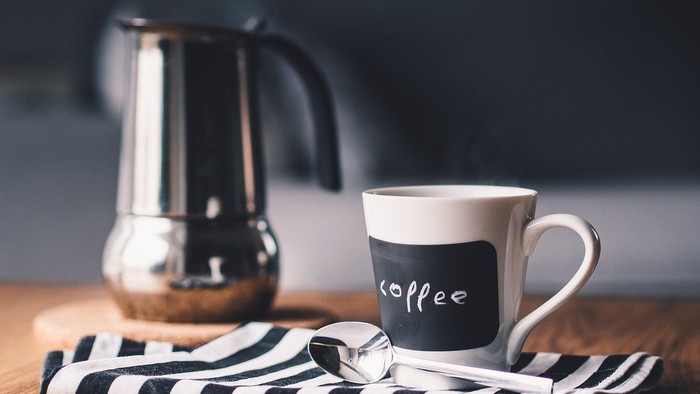 Eine silberne Kaffeekanne, eine Tasse mit