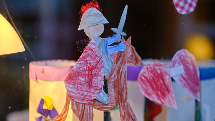 Papierfiguren von Rittern in einer Vitrine