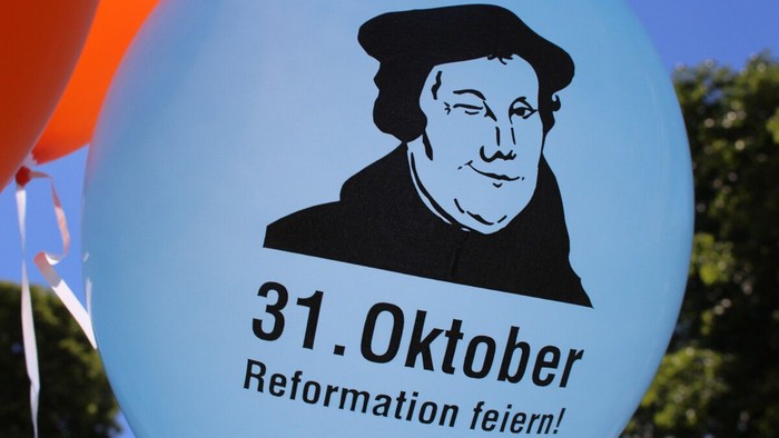 Ein blauer Luftballon mit dem Konterfei eines Mannes und dem Datum 31. Oktober sowie der Aufschrift