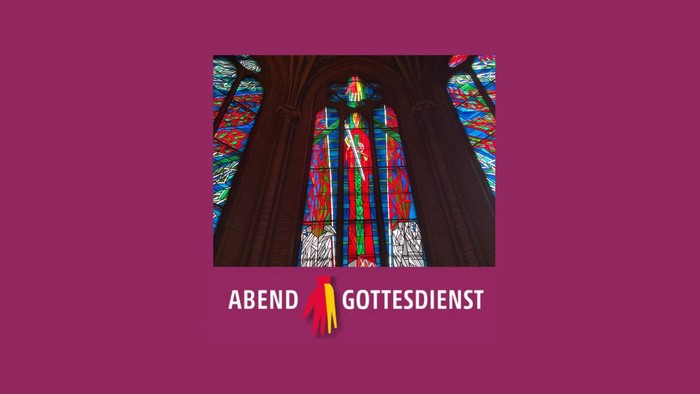 Ausschnitt aus Kirchenfenster mit Text