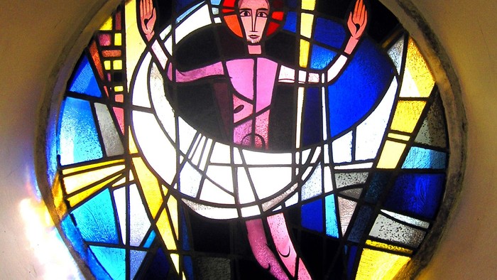 Buntes Kirchenfenster mit Darstellung einer Figur