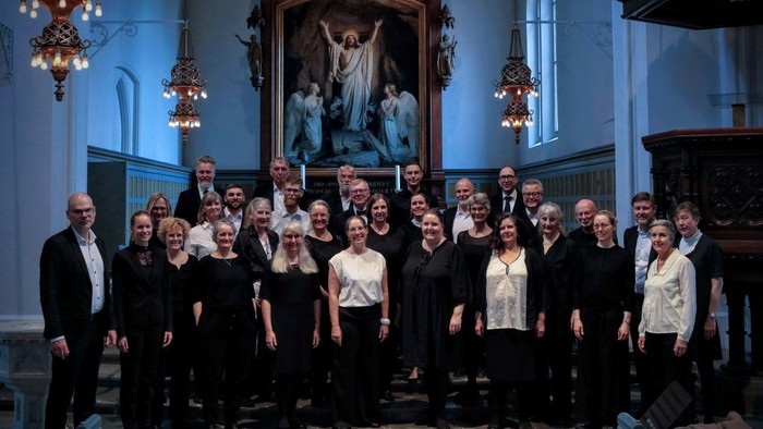 Gruppe af mennesker, der poser i en kirke