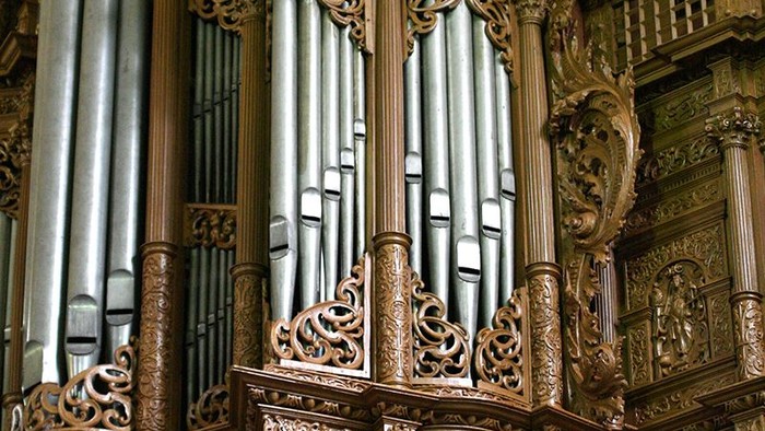 Prachtvolles, verziertes Kirchenorgel in goldener Pracht.