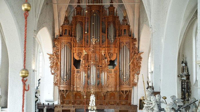 Große Kirchenorgel mit filigranem Design in historischem Gotteshaus