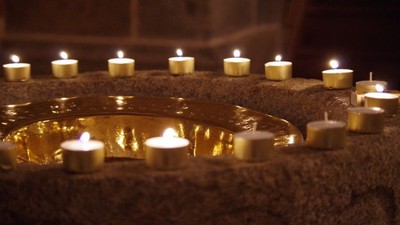 Mange lille lysede lygter på stenoverflade