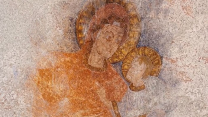 Gammelt freskomaleri, der forestiller en glorificeret figur, som holder et barn, sandsynligvis en religiøs eller bibelsk scene.
