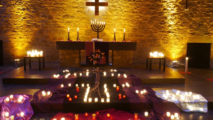 Viele Kerzen erleuchten den Altar in der Kirche