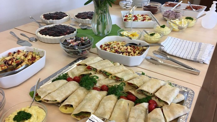 Bord med forskellige retter og blomster.